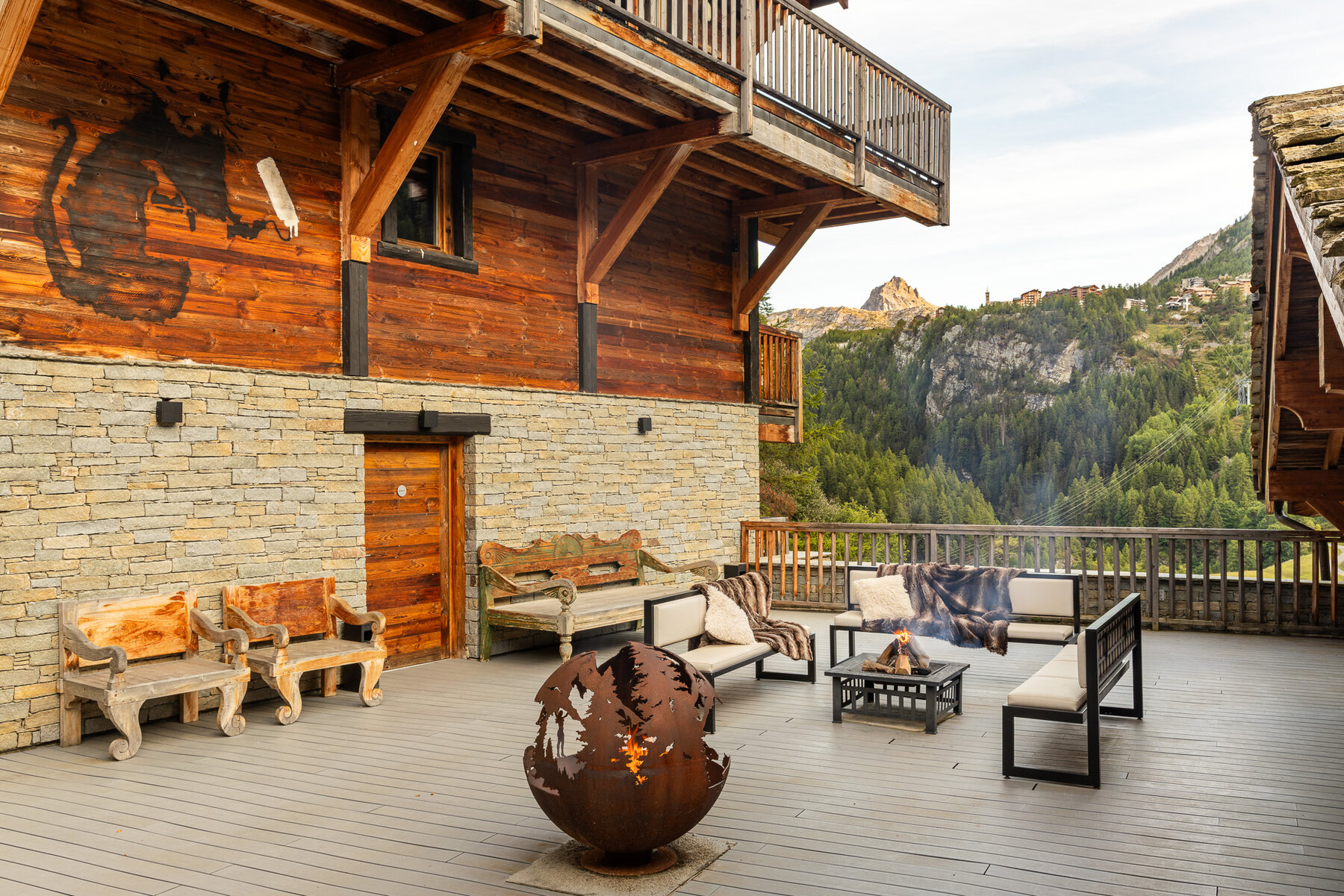 Chalet Hearth — shared residence photo 2