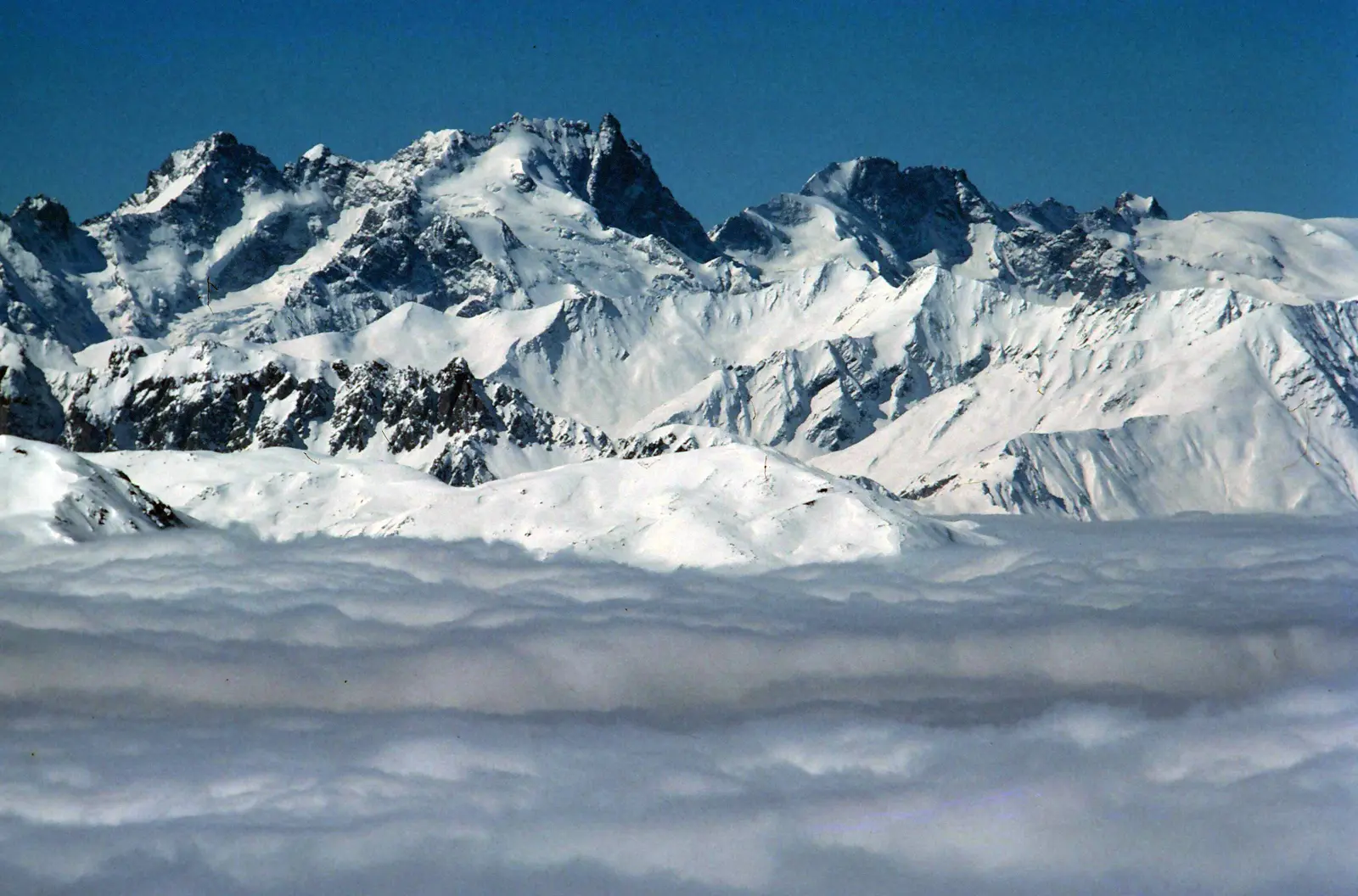 Une mer de nuages sous les sommets de Val Thorens