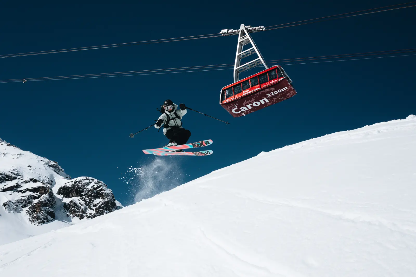 Ski sous le téléphérique à Val Thorens