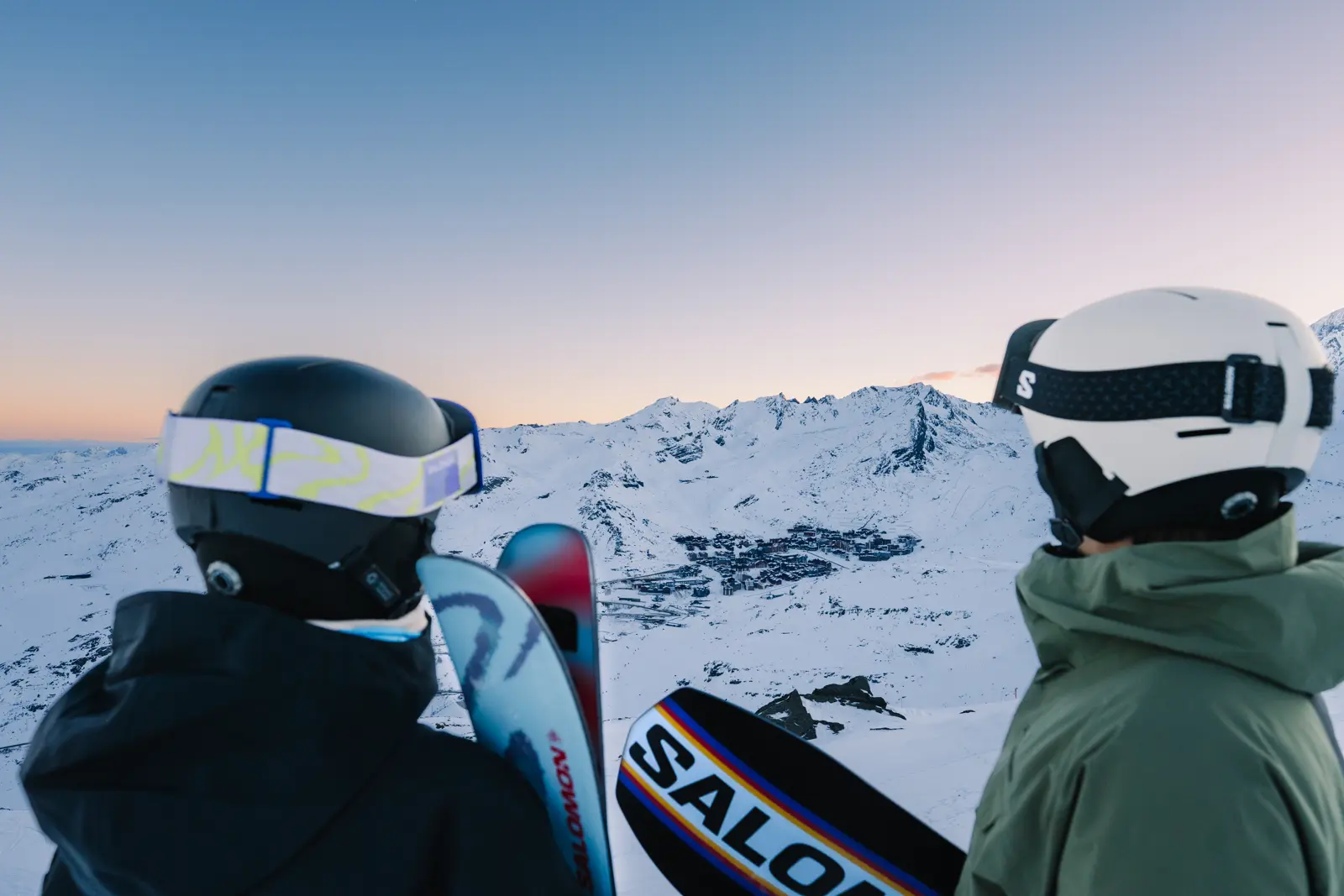Skieurs en haut des remontées à Val Thorens